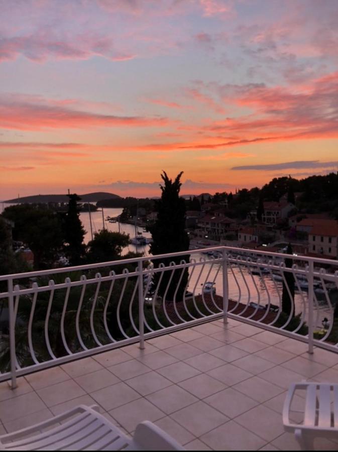 Apartment In Maslinica 70M From The Sea Екстер'єр фото