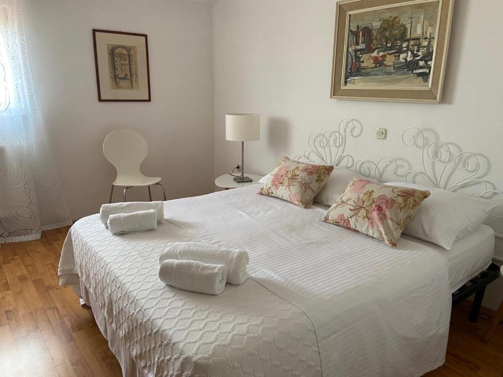 Apartment In Maslinica 70M From The Sea Екстер'єр фото