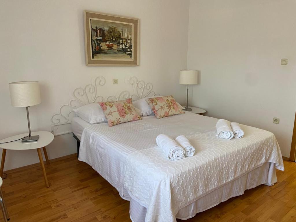 Apartment In Maslinica 70M From The Sea Екстер'єр фото