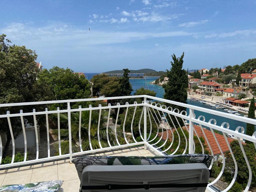 Apartment In Maslinica 70M From The Sea Екстер'єр фото