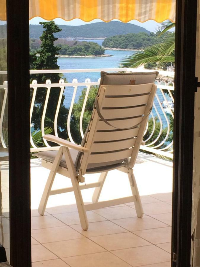 Apartment In Maslinica 70M From The Sea Екстер'єр фото