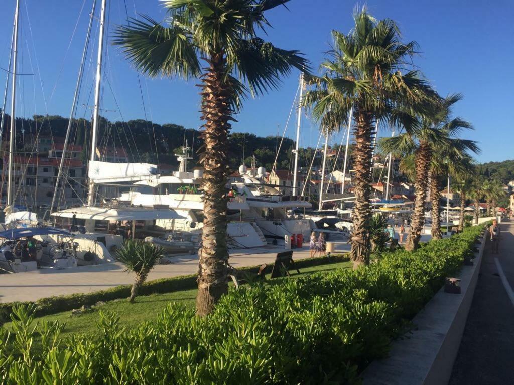 Apartment In Maslinica 70M From The Sea Екстер'єр фото