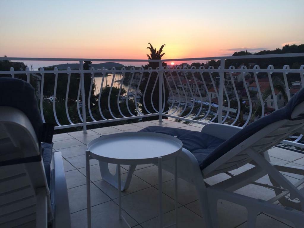 Apartment In Maslinica 70M From The Sea Екстер'єр фото