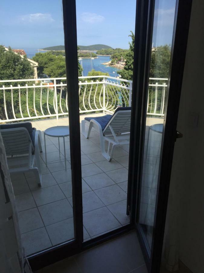 Apartment In Maslinica 70M From The Sea Екстер'єр фото